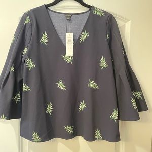 Ann Taylor xsmall navy floral top w 3/4 bell sleeves